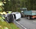 Bild: dob
Der Skoda kommt dem Traktorfahrer im unübersichtlichen Kurvenbereich regelrecht entgegengeflogen. Das Fahrzeug bleibt total demoliert quer zur Fahrbahn auf der Fahrerseite liegen. Verletzt wurden die Beteiligten glücklicherweise nicht.
