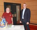 Bild: sam
Bürgermeister Erwin Geitner (rechts) hält in der Sitzung des Marktgemeinderats Rieden eine Laudatio auf Hubert Söllner.