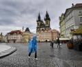 Bild: VÌt Simanek
Eine Frau geht bei Regen durch die fast menschenleere Altstadt. Landesweit trat erneut der Notstand aufgrund der Corona-Pandemie in Kraft.