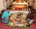 Bild: rpp
Andrea Zeitler (links) und Martina Schreyer haben die Erntegaben in das „Rad des Lebens“ vor dem Altar aufgebaut.
