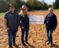 Bild: Martin Eckl
Zweiter Vorsitzender des Fördervereins St. Jodok-Ritt, David Nesner (von links), und Judith Winderl übergeben eine Spende in Höhe von 500 Euro für den Reit- und Fahrverein Waldsassen an Vorsitzende Silke House.