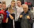 Bild: mzi
Die Amberger Boxer Eric Propp, Michael Metzler, Valentin Wassiljewitsch, Artur Schönfeld und Daniel Belz mit Trainer Ahmed Göksu (von links).