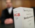 Archivbild: Oliver Berg/dpa 
Ein Strafgesetzbuch (StGB) steht im Gericht auf der Richterbank.