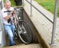 Bild: Gabi Schönberger
Aus dem Keller schleppt Reinhard Hübner das alte E-Bike nach oben. Mit dem betagten Rad muss er derzeit die Einkäufe der Kleinen Städtischen Hilfe erledigen. Sein neues Gefährt wurde direkt vor der Haustür geklaut.