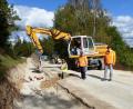 Bild: jp
Die Ausbauarbeiten an der Gemeindeverbindungsstraße zwischen Kastl und Utzenhofen gehen voran. Die Straße wird auf eine Fahrbahnbreite von fünf Metern ausgebaut. Hinzu kommen je Seite 75 Zentimeter breite Bankette.