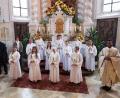 21 Kinder aus der Pfarrei feierten Erstkommunion in zwei Gruppen. Unser Bild zeigt eine der Gruppen zusammen mit Pfarrer P. Georg Parampilthadathil (rechts), Pastoralreferent Andreas Hartung (links) und der Religionslehrerin Reinhilde Bodensteiner (Dritte von links).
