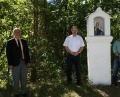 Bild: ads
Marterlrenovierer Ernst Zimmerer (rechts) aus Trausnitz hat bei der Restaurierung des Frimberger-Marterls in Holzhammer beste Arbeit geleistet. Davon überzeugen sich bei einer Besichtigung Pfarrer Josef Irlbacher, der Schnaittenbacher Pfarrgemeinderatssprecher Martin Bergmann und der Marterlbeauftragte Bebbo Schuller (von links) .