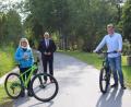 Bild: fphs
Kerstin Brunner von der Tourist-Info Marktredwitz, Oberbürgermeister Oliver Weigel und Sebastian Köllner vom Landratsamt Wunsiedel (von links) stellten die neue Karte für den Wallenstein-Radweg vor.