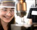 Bild: Sina Schuldt/dpa
Eine Schülerin bedient am Girl`s Day in der Schulungswerkstatt einer Firma. Aktionstage wie diese lohnen sich, um Frauen in technische Berufe zu locken, findet Industriemechanikerin Nadine Sieber aus Kemnath.