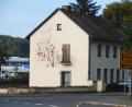 Bild: Portner
Das ehemalige „AOK-Haus“ am Schießanger soll noch vor dem Winter abgerissen werden. Das Sgraffito am Giebel aus dem Jahr 1956 wird den Einsatz des Abbruchbaggers voraussichtlich nicht überleben.