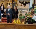 Bild: muk
Pfarrer Andreas Schlagenhaufer (Mitte) gratulierte dem Jubelpaar Josef und Maria Höcherl (vorne). Im Hintergrund stehen Johanna Margraf, Irmgard Bayer und Doris Margraf, die für den Erntedankschmuck zuständig waren.