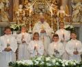 Bild: Pfarrei St. Emmeram/exb
Die Erstkommunionkinder aus der Pfarrei Münchenreuth zusammen mit Pater Friedhelm Czinczoll in der Kapplkirche.