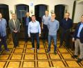 Bild: do
Bei einem Empfang im Sitzungssaal des Rathauses gratulieren Bürgermeister Marcus Gradl (rechts) und Stadtverbandsvorsitzender Dieter Kies (Dritter von links) der ersten Herrenmannschaft der SC-Tischtennisabteilung zum Aufstieg in die Landesliga Ostnordost. Abteilungsleiter Dieter Sporr (links) begleitet das erfolgreiche Team.