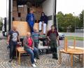 Bild: lep
Vor dem Seniorenheim in Grafenwöhr helfen von links: Ungarische Fahrer, Brigitte Adam, Leiterin Seniorenheim, Hans Karl und Jürgen Altmann. Zwei Mitarbeiter des Seniorenheimes (auf dem Lastwagen) begleiten ebenfalls die Hilfsaktion.