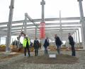 Bild: bey
Projektleiter Volker Gradl, Köster Bau, stellvertretende Landrätin Margit Kirzinger (von links) schauen den "Grundsteinlegern" Bürgermeister Reiner Gäbl, Martin Pfandzelter (VIB Vermögen AG) und Uli Dippel (Tech Data) zu.