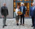 Bild: Christine Hollederer
Zwölf Jahre war Wolfgang Lippert (Dritter von links) Landrat des Landkreises Tirschenreuth. Die mit dem Ruhestand gewonnene freie Zeit will er nun auch für gemeinsame Reisen mit seiner Frau Edith nutzen. Der Sprecher der Oberpfälzer Landräte, Richard Reisinger (rechts), und Lipperts Nachfolger Roland Grillmeier (links) wünschten ihm für den Ruhestand alles Gute.