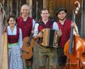 Bild: mng
Gertraud, Klaus, Johannes und Leonhard Servi (von links): Das ist die Familienmusik Servi aus Eching, die unterstützt von Markus Tremmel als Moderator und Tenor Sandro Schmalzl das Adventssingen in Pressath gestaltet.