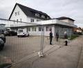 Bild: td
Am Asylbewerberheim in der Egelseer Straße spricht Uschi Maxim (rechts) mit den Verantwortlichen hinter dem Absperrzaun. Die Einrichtung steht unter Quarantäne. Wie hart das gerade diese Menschen trifft, wissen vor allem die Helfer.