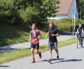 Bild: jma
Manuel Palecki hat es fast geschafft. Nur noch das letzte Stück des Ultramarathons wartet auf den 30-Jährigen. Seine Begleiter lassen ihn dabei nicht allein.