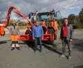 Bild: frd
Der neue Böschungsmäher wird an den Schlepper des Teunzer Bauhofs montiert. Bei der Übergabe freuten sich (vorne, von links) Bauhofleiter Josef Fuchs, Bürgermeister Norbert Eckl und Hans Fleischer (Firma Kompark) über das Gerät.