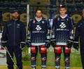 Bild: gb
Chefcoach Ken Latta (rechts) und Co-Trainer Florian Zellner (links) mit den beiden DEL-Spielern der Straubing Tigers: Nick Latta (Zweiter von links) und Adrian Klein (Zweiter von rechts) spielen voraussichtlich bis Dezember für die Blue Devils.
