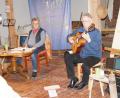 Bild: wel
Johann Maierhofer (links) und Musiker Hans Wax gestalteten einen humoristischen Abend mit dem Titel „Zwiefaches in Wort und Musik“.
