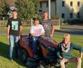 Bild: fvo
Generationswechsel in Woppenrieth: Die beiden Brüder Jonas (links) und Sebastian Prößl übernehmen den Rasentruck von Elfi Globisch (rechts) und sind nun für die Rasenpflege im Ortszentrum von Woppenrieth zuständig. Bei der Übergabe mit dabei: Papa Hubert Prößl (Zweiter von rechts).