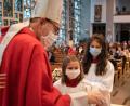 Bild: exb
Bei der Firmung in der Poppenrichter Pfarrkirche (von links): Weihbischof Josef Graf mit Firmling Mia Lentes und Patin Julia Nerb (beide Ministrantinnen).