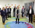 Bild: oe
Die Gemeinderäte sind sich zusammen mit Bürgermeister Anton Peter (hinten, Vierter von links) und Kindergartenleiterin Katharina Reiff 
 (vorn, Zweite von links) einig: In diesem Kindergarten und der Krippe können sich die Kinder wohlfühlen.