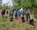 Bild: exb
Zusammen mit Förster Wolfgang Bartsch (hinten, rechts) ging es für die Dritt- und Viertklässler der Grundschule Niedermurach zu einer Exkursion in den Wald.