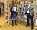 Bild: Kurt F.Stangl/exb
Irmi Sittl vom Bücherei-Team, die Bibliothekarin der Diözesanstelle in Regensburg, Christina Schnödt und Bürgermeister Richard Tischler (von links) verlosten die Leseclub-Preise.