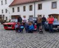 Bild: Birgit Mayer/exb
Hingucker am Kirchplatz: Zur Übergabe einer Spende an die Rappelkiste reihten Mitglieder des Oldtimer-Stammtischs Mitterteich einige historische Autos vor dem Mehrgenerationenhaus auf. Reinhard Dörschmidt überreichte das Geld an Birgit Mayer (hinten, von links). Mit dabei waren auch Alois Meierhöfer und Markus Kellner vom Stammtisch, Jeanette Beer, Marion Riedl und Carola Wölfl von der Rappelkiste sowie einige Kinder.