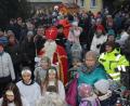 Archivbild: frd
Der Einzug von Sankt Nikolaus und seinen Engeln auf dem Marktplatz markierte in den vergangenen Jahren stets den Höhepunkt beim Oberviechtacher Christkindlmarkt. Heuer jedoch zwingt Corona zur Absage der Veranstaltung.