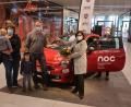 Bild: Kunz
Jürgen Wurm (Vierter von links) ist stolzer Gewinner eines nagelneuen Fiat 500 C Cabrio in der Sportausführung. Die Schlüssel überreicht Center-Managerin Reinhild Holthaus mit (rechts) Christian Nickl vom Mitsponsor, Autohaus MGS.