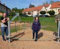 Bild: do
Bodenständig ist das ILE-Projekt in Eschenbach. Aus dem Regionalbudget flossen Mittel zur Anschaffung von Spielgeräten auf dem ehemaligen Bolzplatz im Stirnberg. Im Bild Jugendbeauftragter Jürgen Schäffler, Regionalmanagerin Annika Schreier und Bürgermeister Marcus Gradl (von links) beim Ortstermin.