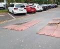 Bild: rti
Die Park-Rampe am Großparkplatz in Tirschenreuth soll Autofahrer dazu bringen, langsamer zu fahren. Aufgrund des Baustellenverkehrs an dieser Stelle brechen die Platten auseinander.