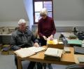 Bild: nid
Liederkranz-Vorsitzender Josef Niederalt (sitzend) und Archivarin Christa Zapf bei der Durchsicht der zahlreichen Unterlagen. Ein großer Fundus an Vereinsunterlagen, Liedtexten und Noten aus der über 120-jährigen Vereinsgeschichte findet nun Eingang ins Stadtarchiv.