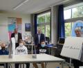 Bild: Julia Schönberger, BHS Corrugated/exb
15 Schulen erhielten Stelltrennwände aus Wellpappe. Die Geschäftsführer Lars Engel (BHS Corrugated) und Bernhard Schön (Liebensteiner Kartonagenwerk) sowie Philipp Kosloh, Chief Operation Officer im Vorstand von Progroup, übergaben die Trennwände an die Schüler des Kepler-Gymnasium in Weiden.