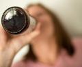 Symbolbild: Alexander Heinl/dpa
Wegen ihrer Alkoholkrankheit suchte Andrea Hilfe bei den Anonymen Alkoholikern. Jetzt hat sie ihre Sucht im Griff und ist „trocken“. Wie sie wirklich heißt und wo sie lebt, möchte sie jedoch lieber nicht preisgeben.