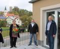 Bild: dl
Geschäftsführerin Violetta Lutz, Betreiber Stefan Hammerl und Bürgermeister Walter Schauer (von links) begrüßten die erste Bewohnerin Erna Floiger (mit Blumen) auf der Dachterrasse der neuen Wohnung in Thanstein.