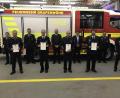 Bild: sne
Die Feuerwehrleute aus Grafenwöhr, Gößenreuth, Gmünd und Hütten freuen sich über die Ehrungen.