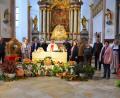 Bild: egr
Statt mit einer großen Feier begeht der Obst- und Gartenbauverein Heimaterde Ensdorf sein 60-Jähriges mit einem Gottesdienst. Am Altar versammeln sich der Vorstand des OGV, Bürgermeister Hans Ram und in der Mitte Pfarrer Pater Slawomir Niemczewski.