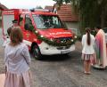 Bild: rab
Das neue Tragkraftspritzenfahrzeug erhält von Pater Robin Xavier (rechts) den kirchlichen Segen. Auch die Verantwortlichen der Feuerwehr Ebersbach (links neben dem Fahrzeug) bekommen etwas von dem Weihwasser ab.