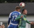 Bild: Michael Ott/exb
Kopfballduell zwischen dem Selbitzer Maximilian Lang (links) und dem Mitterteicher Doppeltorschützen Manuel Dürbeck: Landesligist SV Mitterteich gewann das Pokalspiel beim Bezirksligisten souverän mit 3:1.