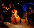 Bild: lr
Sandro Roy (*1994) , Joel Lochner (*1982) und Giovanni Weiss (*1980) sind in den unterschiedlichsten Formationen aktiv und haben den traditionellen Gypsy-Swing auf ihre Weise weiter entwickelt.
