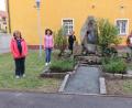 Bild: ads
Lydia Bäumler, Katharina Weiß, Anita Hartmann, Maria Kraus und Anneliese Pilarski (von links) machen aus dem Bereich um das Vertriebenen-Denkmal am Kirchplatz eine grüne Oase.