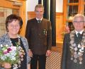Bild: Bild Stephanie Wischert/exb
Bei der Ehrung (von links): Schützenliesl Marianne Donhauser, Schützenmeister Michael Mulzer und Schützenkönig Ignaz Binner.