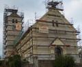 Bild: slh
Die Weiherner Pfarrkirche ist voll eingerüstet und erhält einen neuen gelben Farbanstrich.