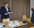 Archivbild: jr
SPD-Ortsvorsitzender Johann Brandl (rechts) beklagt Verbalangriffe auf seine Person, die es vor allem nach seiner Wahl zum Zweiten Bürgermeister gegeben habe. Das Archivbild zeigt seine Vereidigung durch Bürgermeister Stefan Grillmeier im Mai dieses Jahres.