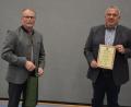 Bild: jr
Markus Troesch (rechts) ist seit 40 Jahren im öffentlichen Dienst tätig, seit 10 Jahren ist er Geschäftsleiter und Kämmerer der Marktgemeinde Konnersreuth. Bürgermeister Max Bindl gratulierte.